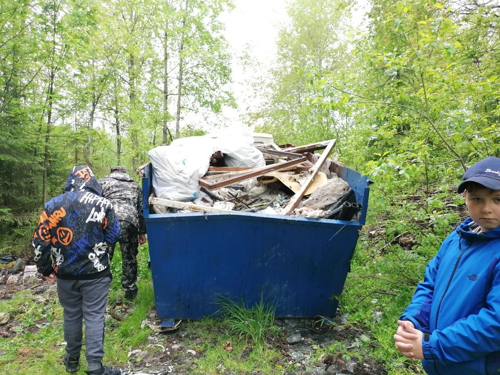 Губахинские волонтёры вывезли 1,6 тонны мусора с территории рядом с бывшим пионерлагерем