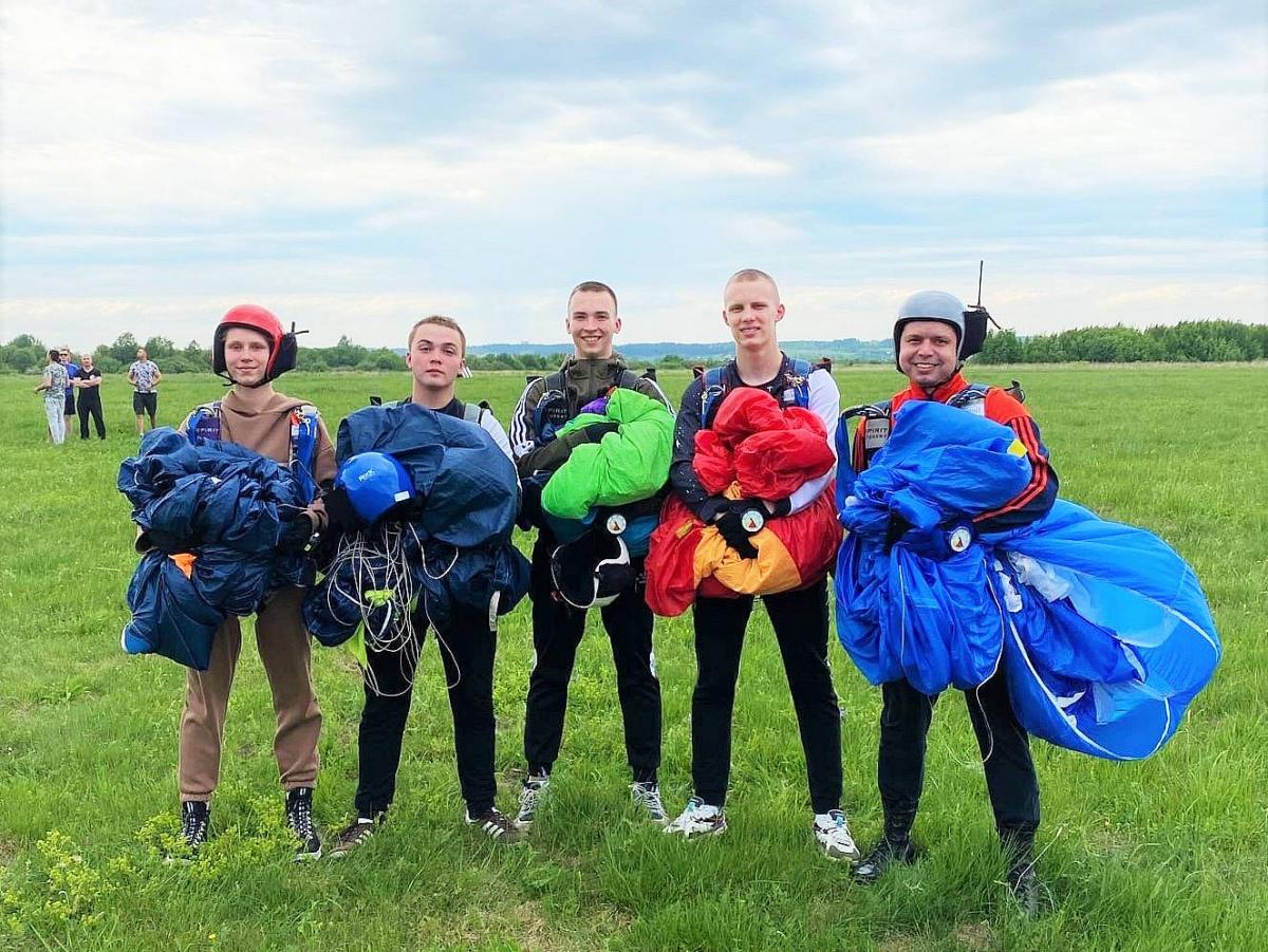 Губахинские кадеты совместно с сотрудником следственного комитета освоили прыжки с парашютом