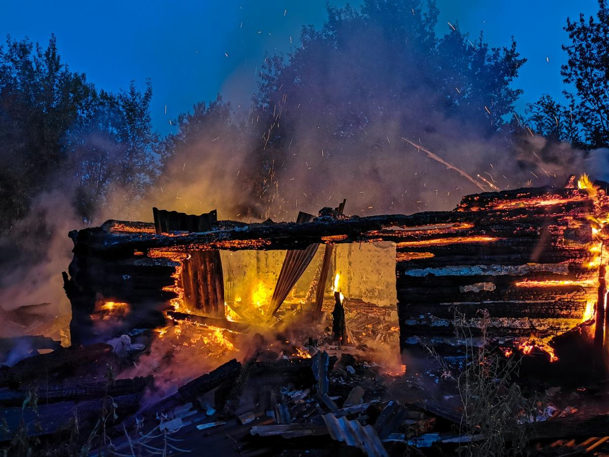В губахинском посёлке Углеуральский сгорел дом