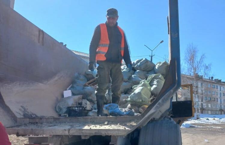 За первые дни весенней санитарной очистки города с улиц Кизела вывезено три двадцатитонных самосвала с грязью, ветками и негабаритным мусором