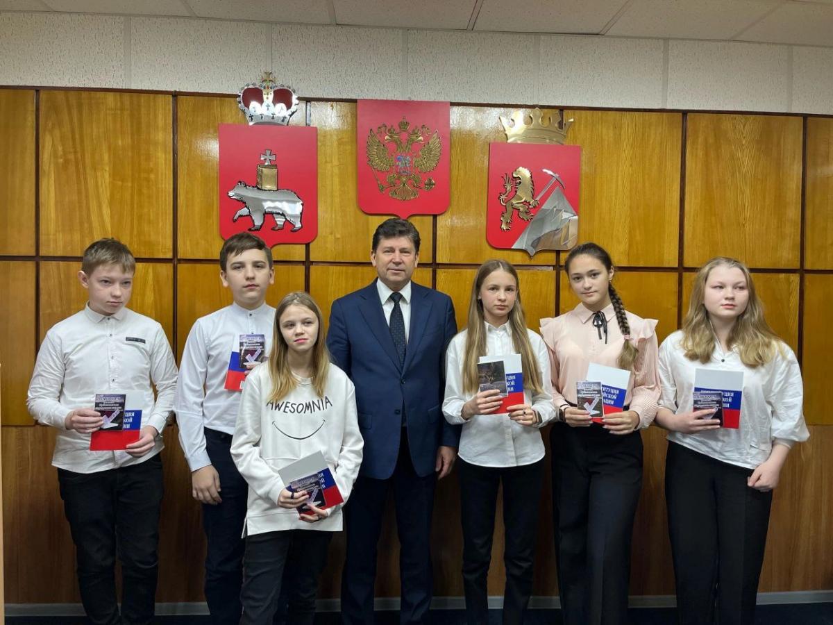 Школьники из Губахи и Гремячинска получили паспорта в необычном формате