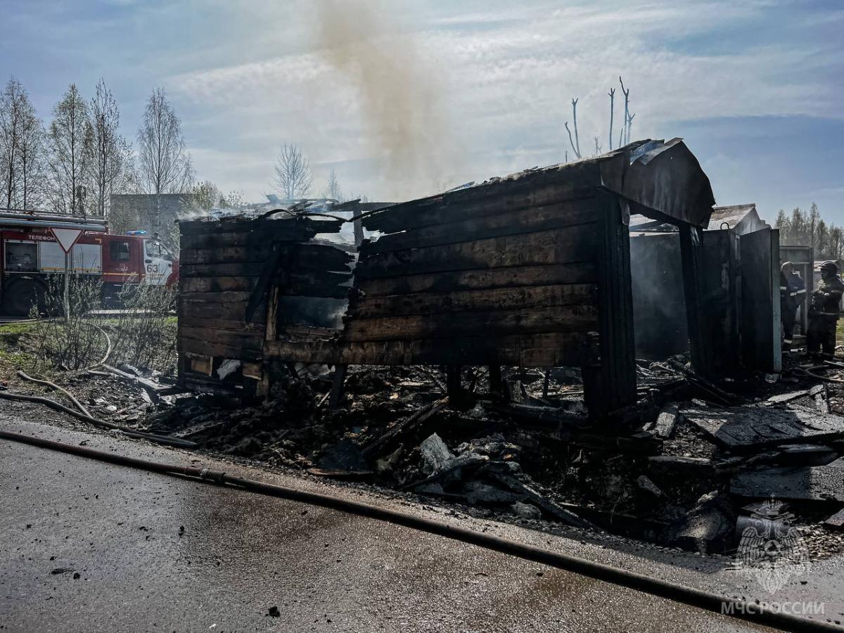 В Губахе сгорел один из гаражей на улице Суворова