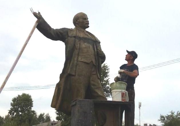 В посёлке Шумихинском местные жители восстановили памятник Ленину