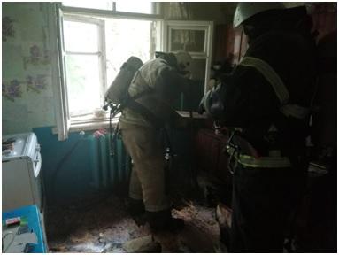 Житель Углеуральского случайно устроил пожар, отмечая свой день рождения в квартире сестры