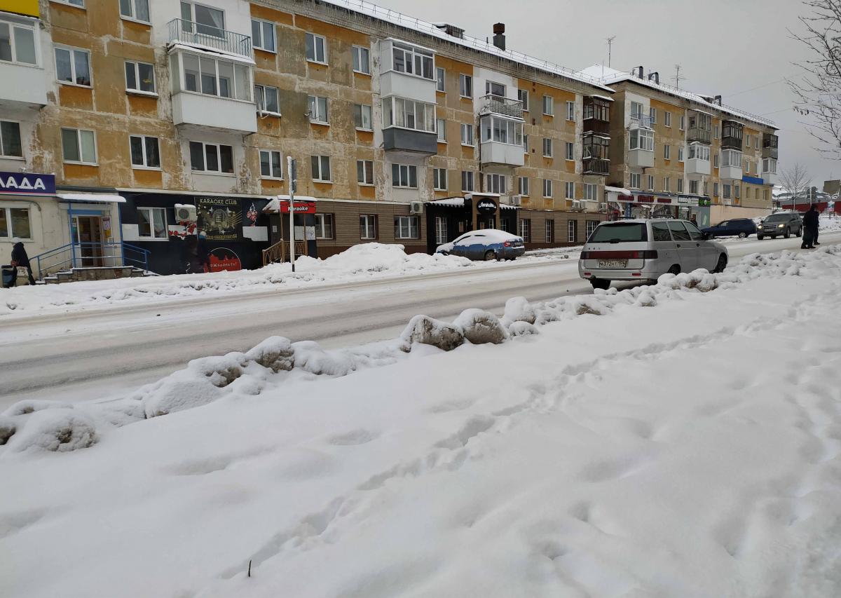 Губахинцам предлагают контролировать работу компании, убирающей снег с дорог и тротуаров округа
