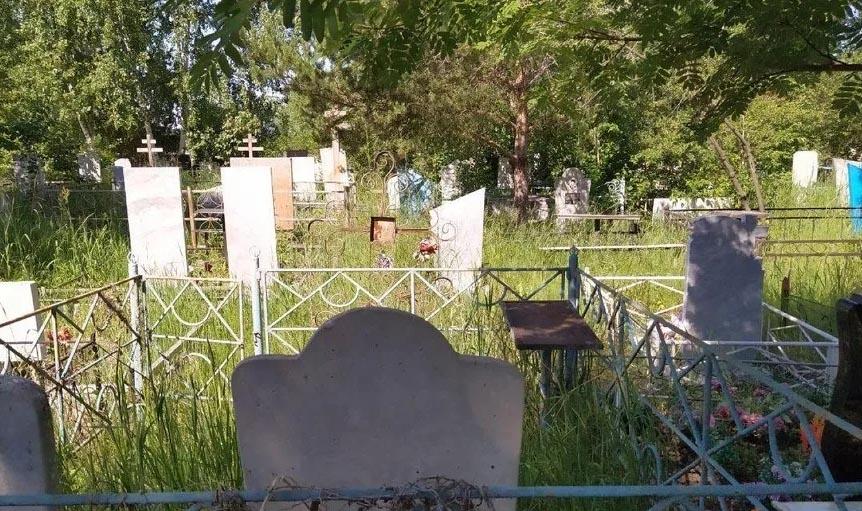Глава Кизела сообщил, что к празднику Троицы на кладбищах округа установят ящики для сбора мусора