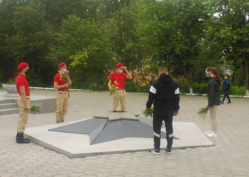 23 июня участники губахинского военно-патриотического объединения "Искра" почтили память погибших в Великой Отечественной войне