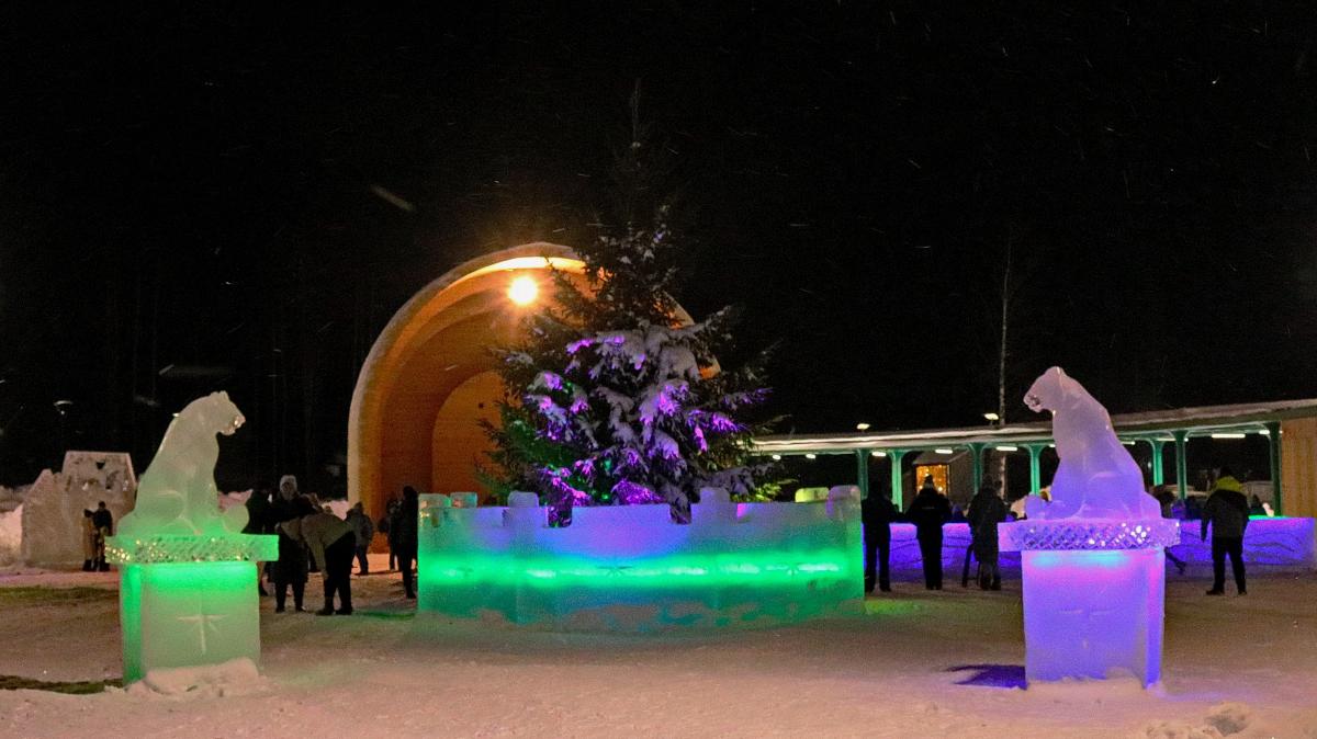 В губахинском парке Гагарина открылся ледовый городок