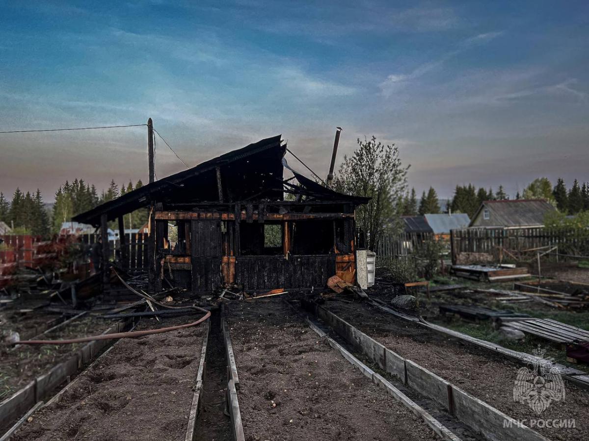 В одном из посёлков Губахинского округа сгорело два дома