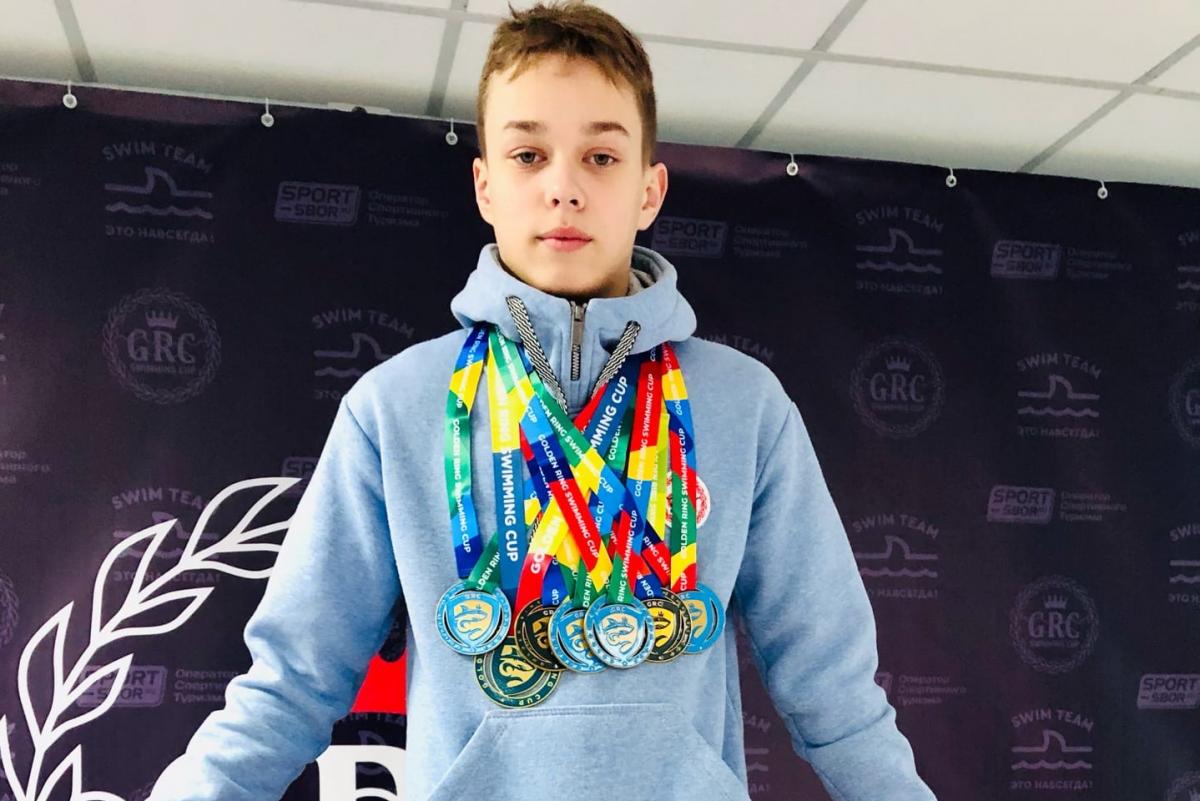 Губахинский пловец привёз с соревнований в Кирове восемь призовых медалей