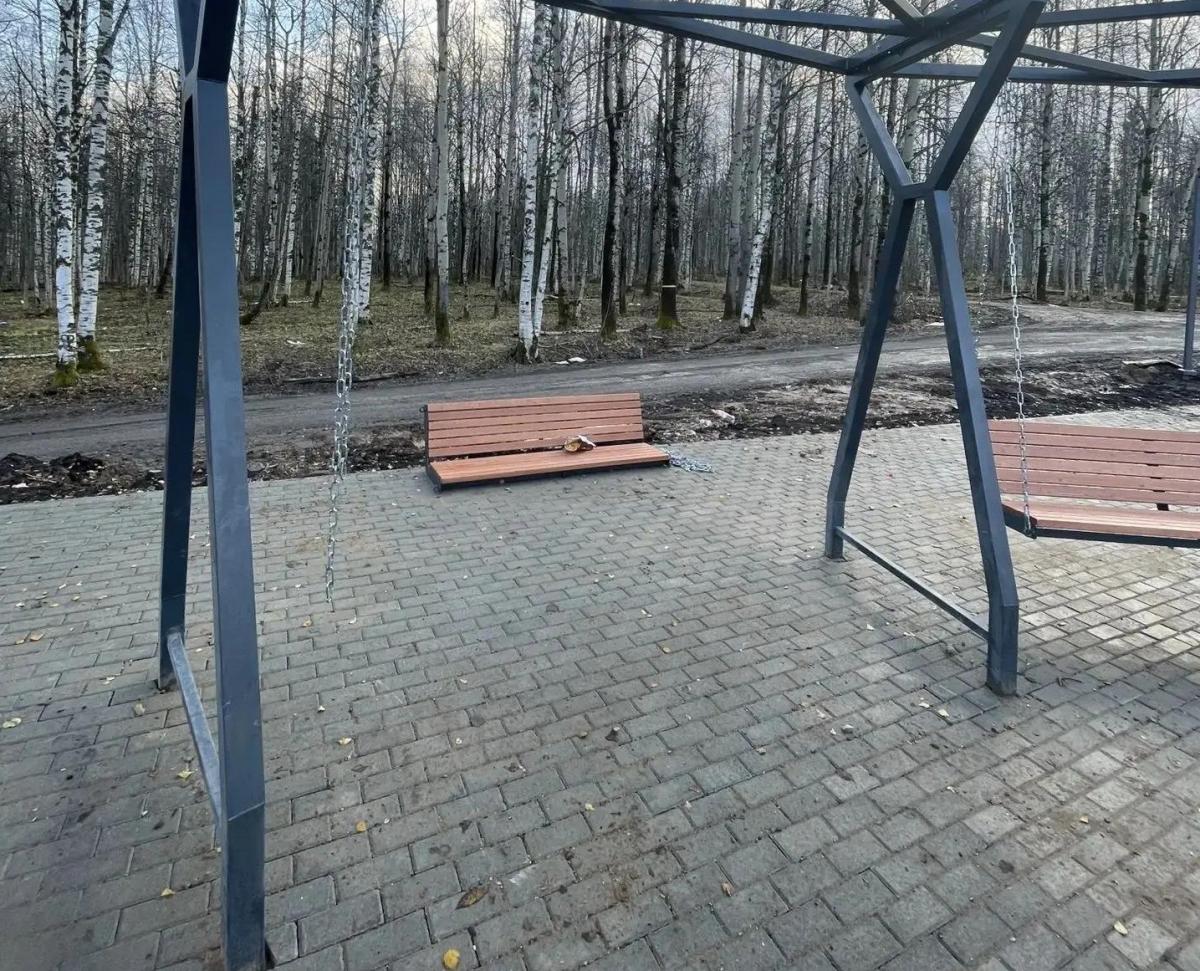 В Губахинском округе вандалы разгромили недостроенный сквер