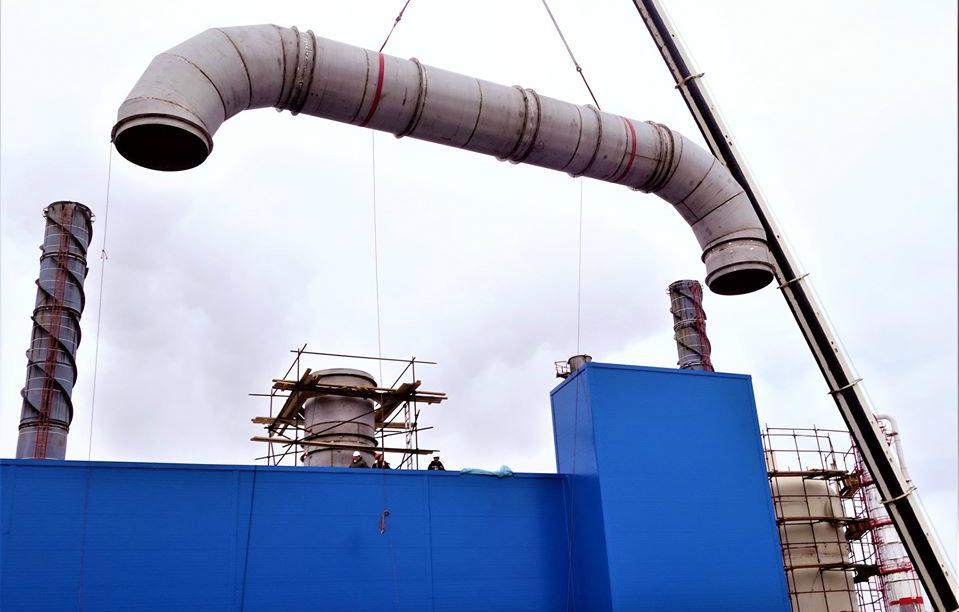 В Губахе строители комплекса «Аммиак-Карбамид-Меламин» установили 11-тонную трубу длиной 21 метр