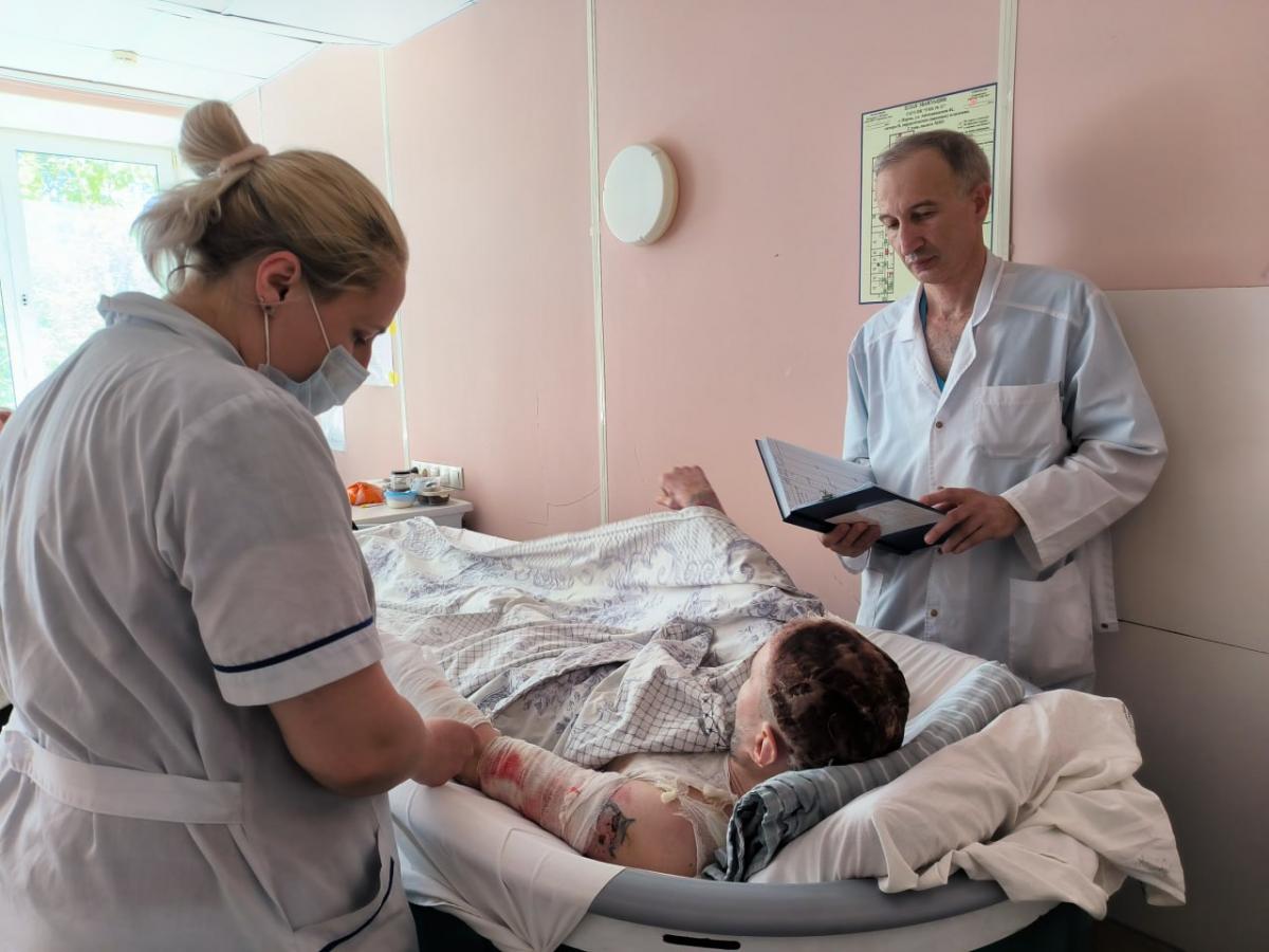 Губахинец, спасший соседку из огня, идёт на поправку, но впереди ещё не одна операция