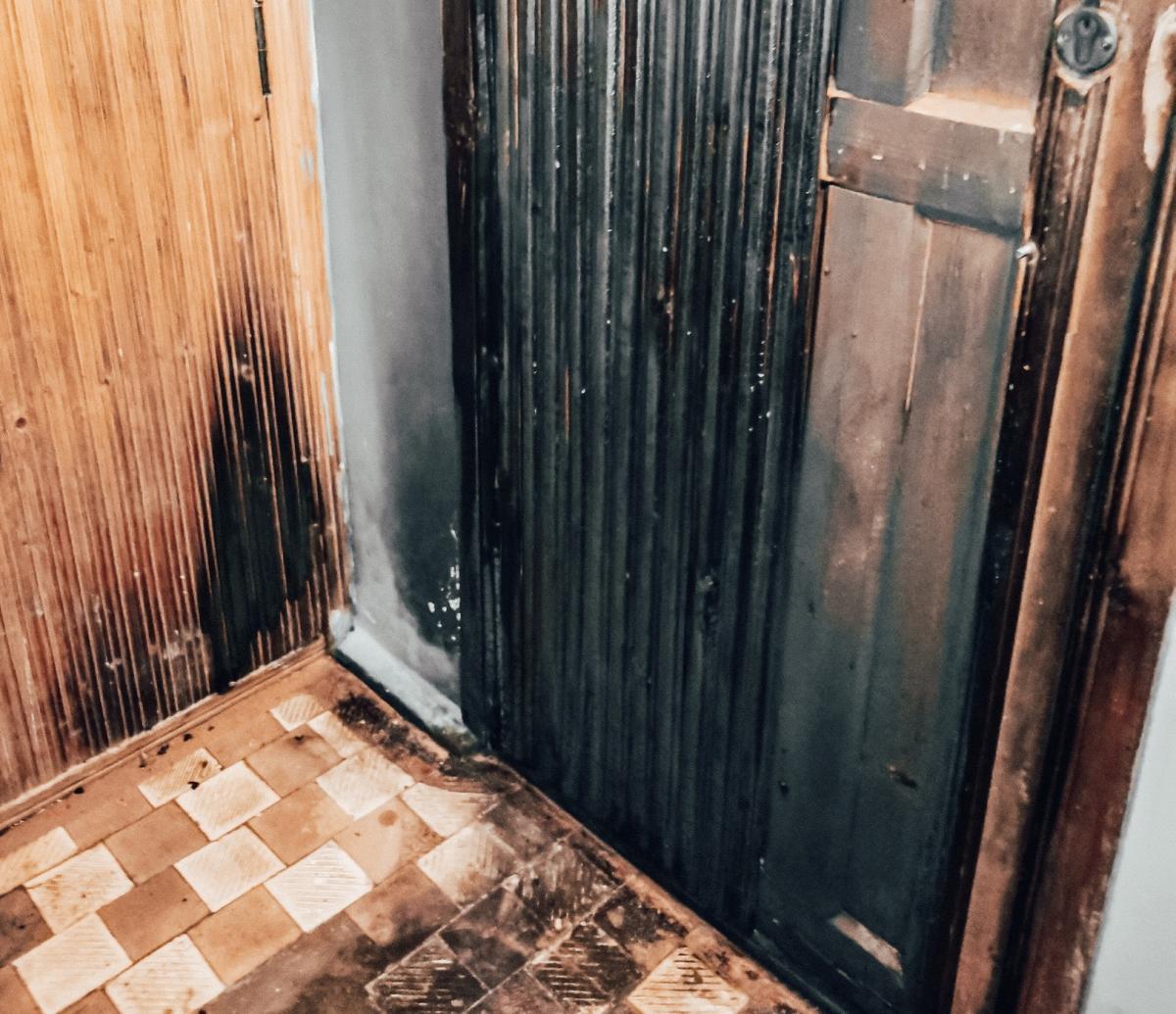 В Губахинском округе в субботу вечером сгорела дверь одной из квартир жилого дома