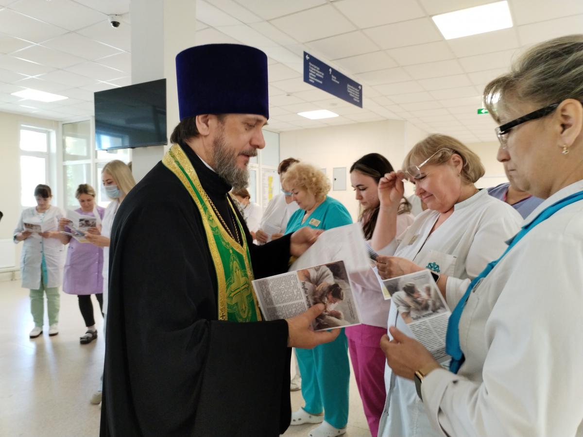 В День защиты детей священник посетил детскую поликлинику