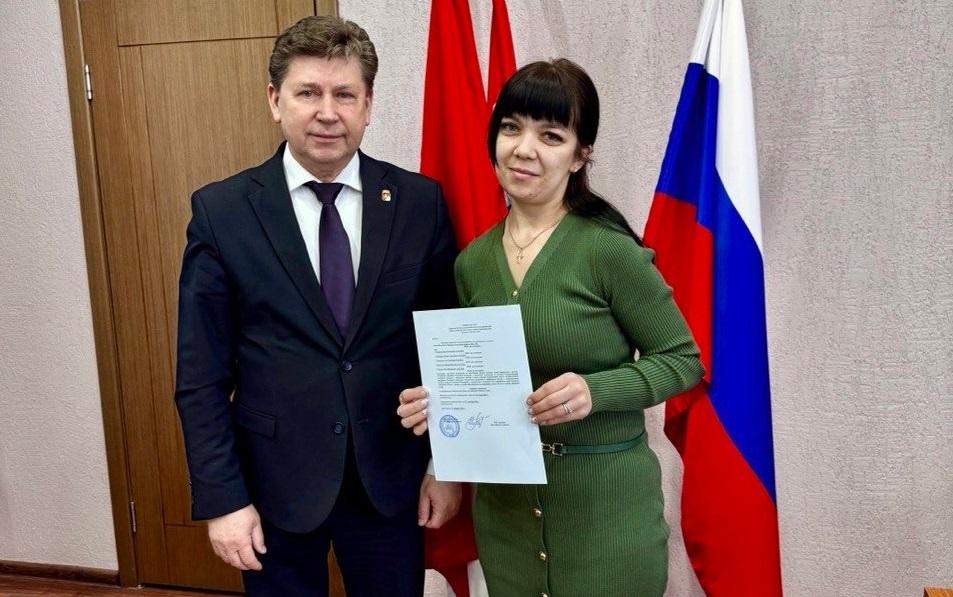 Свидетельство на счастье. В Губахе молодой многодетной маме вручили сертификат на покупку собственного жилья