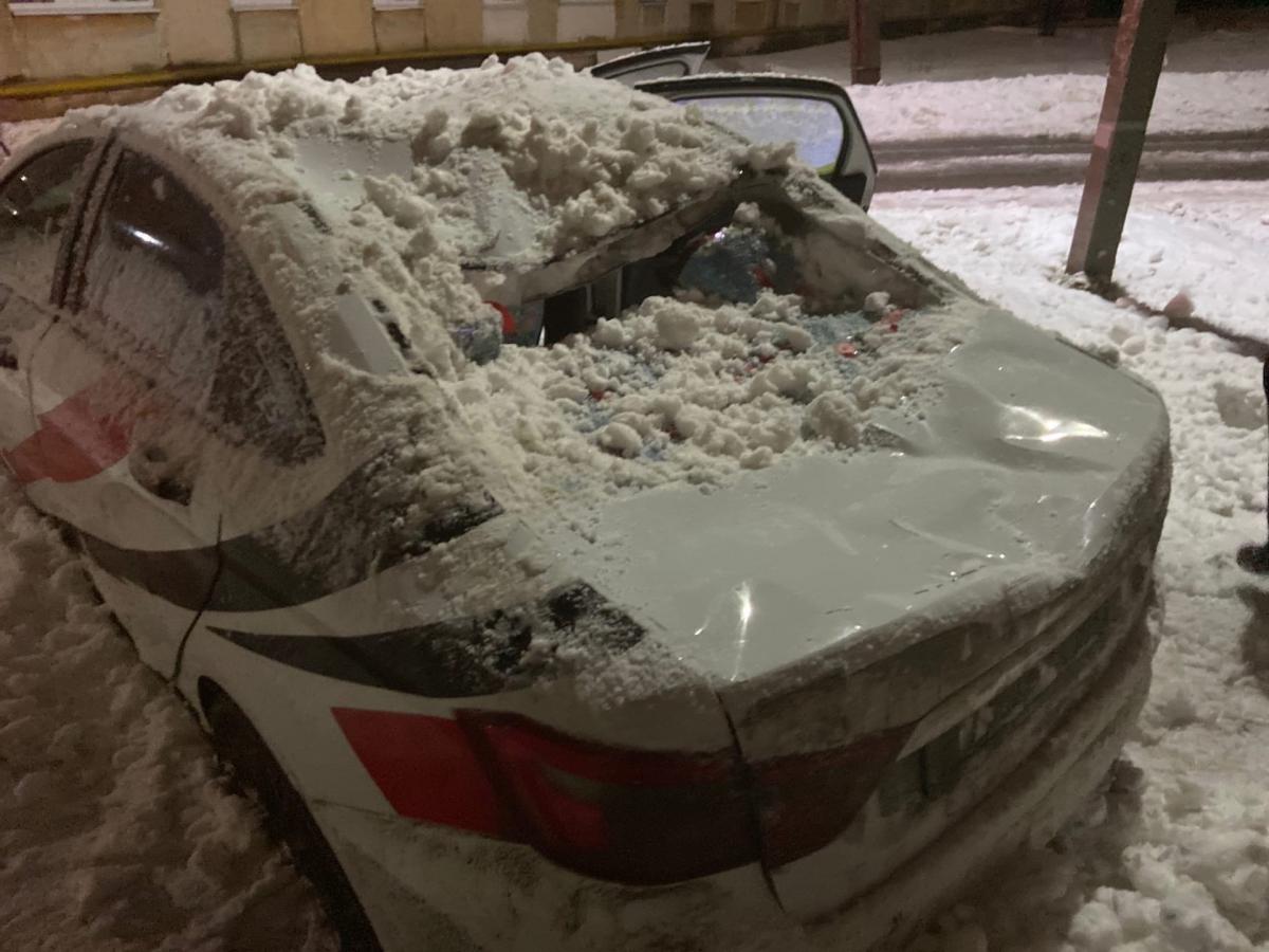 На машину губахинца упала снежная глыба