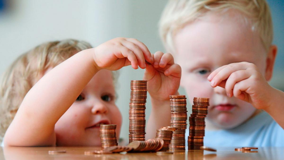 Стала известна дата, с которой будут перечислять выплаты на детей, растущих в неполных семьях