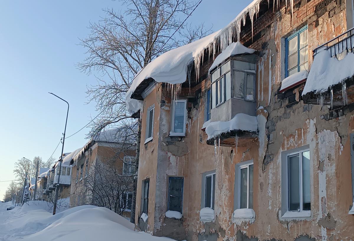 Сосульки для жизни опасны. В Губахинском округе на КЧС с представителями управляющих компаний обсудили очистку крыш от снега и наледи