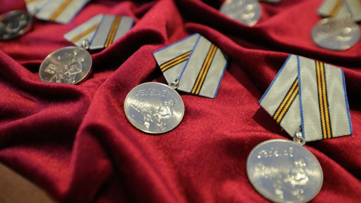 Губахинские волонтеры штаба "Единой России" вручили ветеранам юбилейные медали и памятные знаки к юбилею Победы