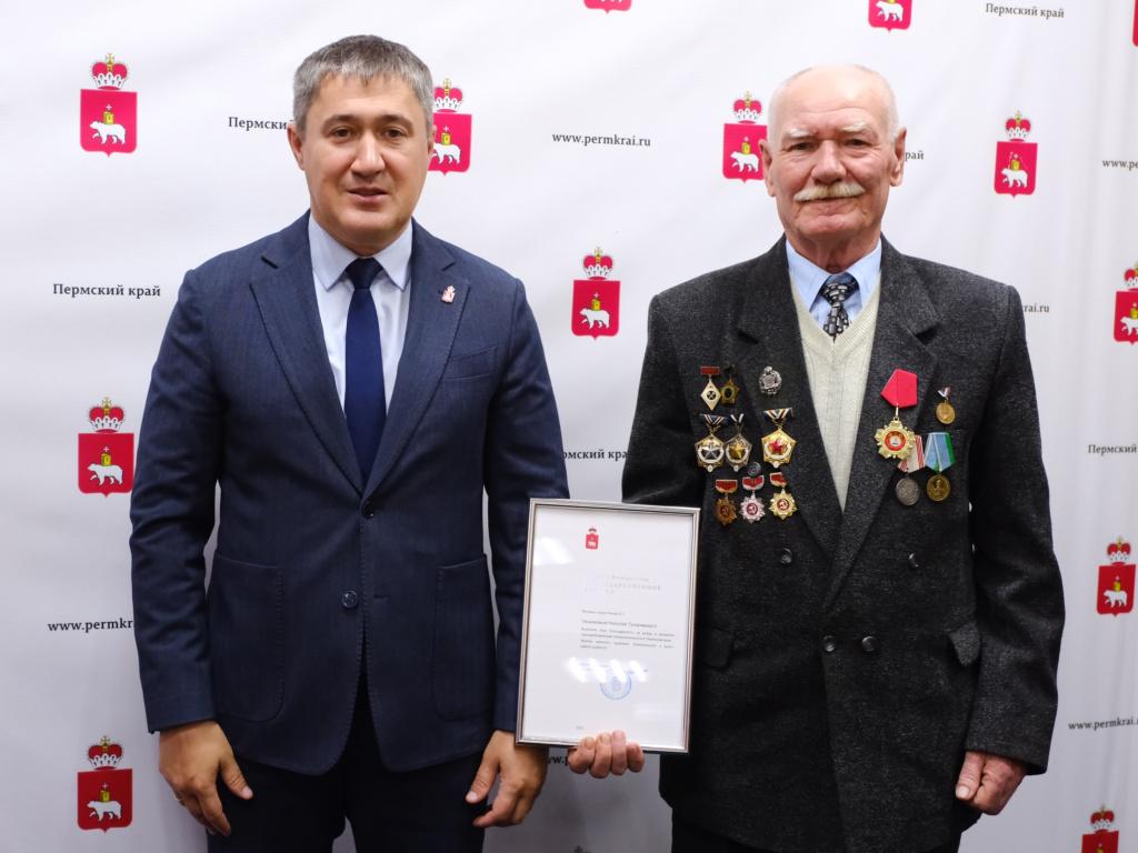 За вклад в развитие страны. Дмитрий Махонин отметил ветеранов-шахтёров и лучших работников «Метафракса»