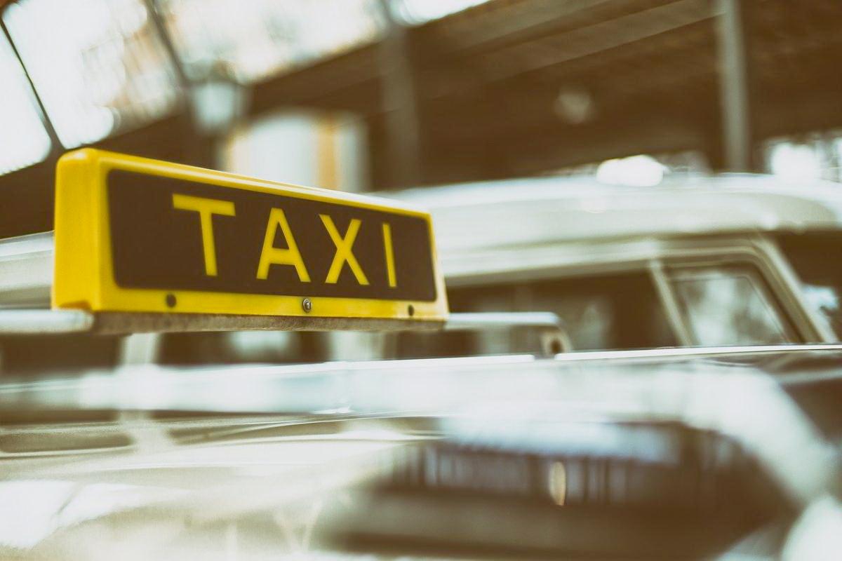 В Госдуме приняли закон о запрете трудоустройства в такси граждан с судимостью