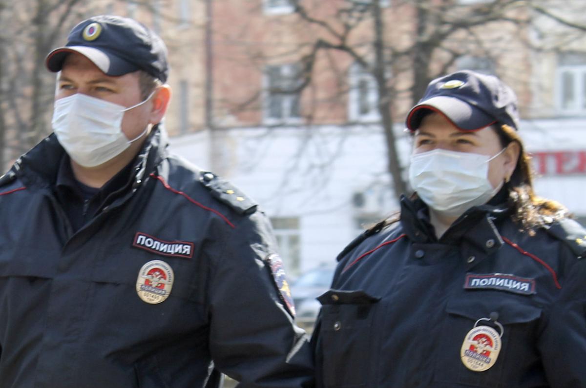 Полицейские Губахи проводят разъяснительную работу по профилактике коронавируса на улицах города