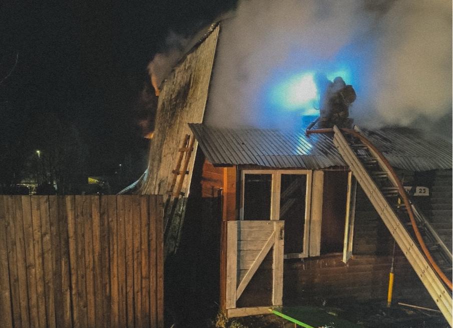 В одном из посёлков Губахинского округа пожар повредил 98 квадратных метров территории