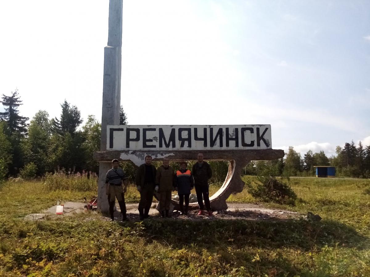 В Гремячинске группа активистов продолжила ремонт стелы своими силами