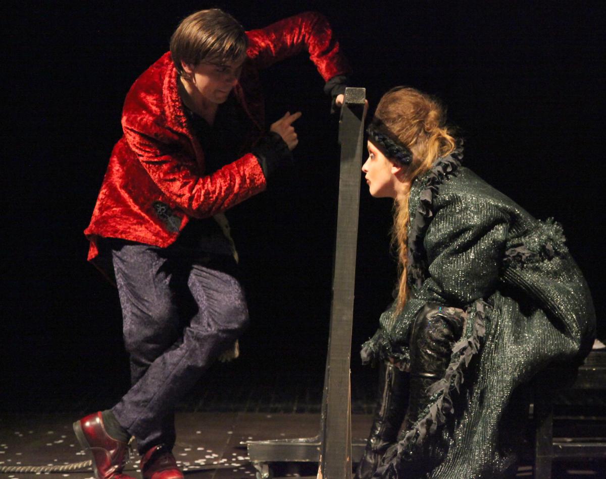 Чёрт-стендапер и ведьмы-дивчины. В губахинском театре «Доминанта» показали своё прочтение «Ночи перед Рождеством» Николая Гоголя 