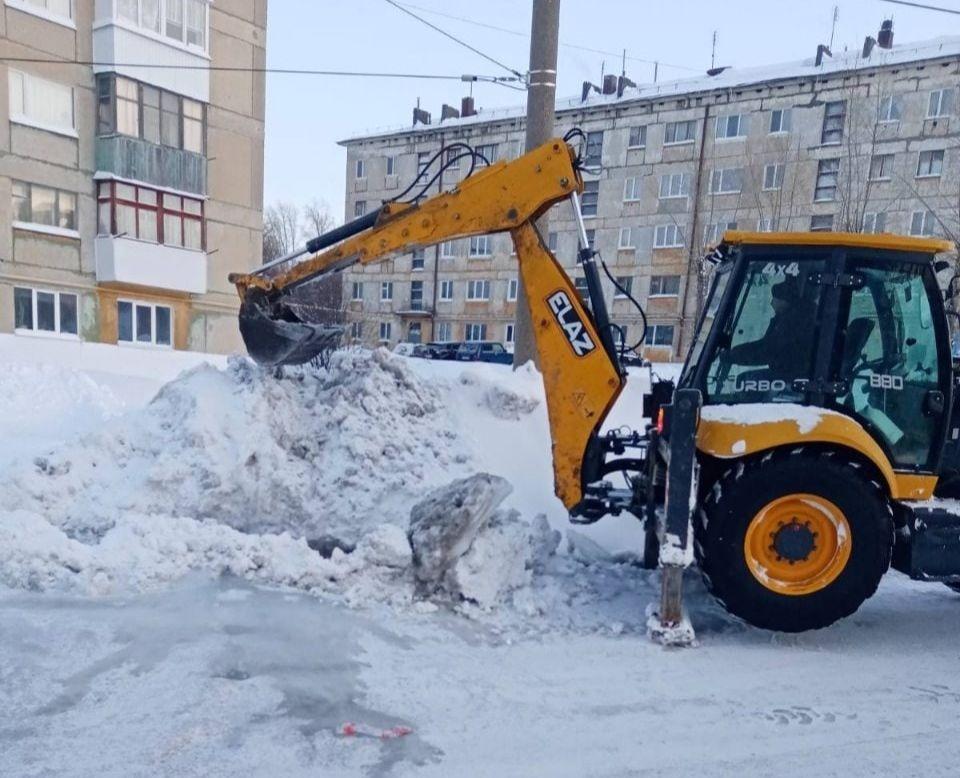 В Кизеле произошёл выход воды из-под снега на улице Пролетарской