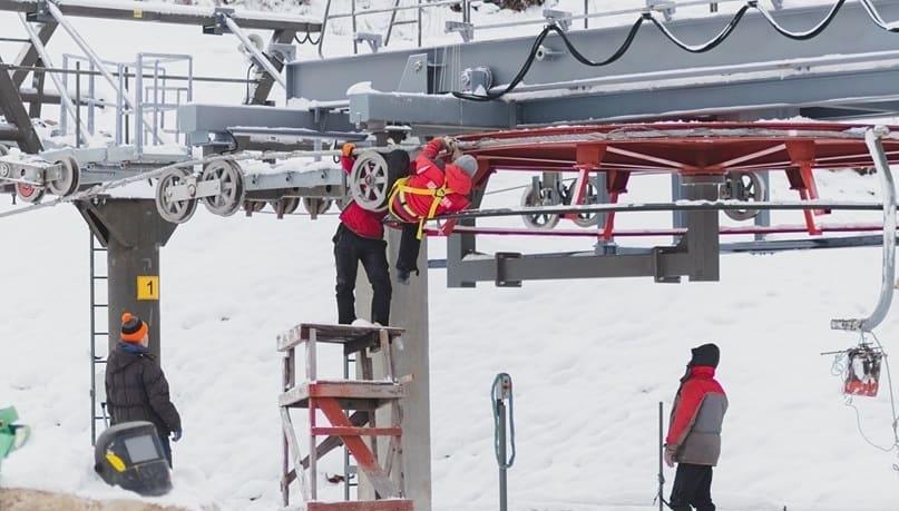 В Губахе продолжаются работы по обустройству кресельного подъёмника для горнолыжников и сноубордистов