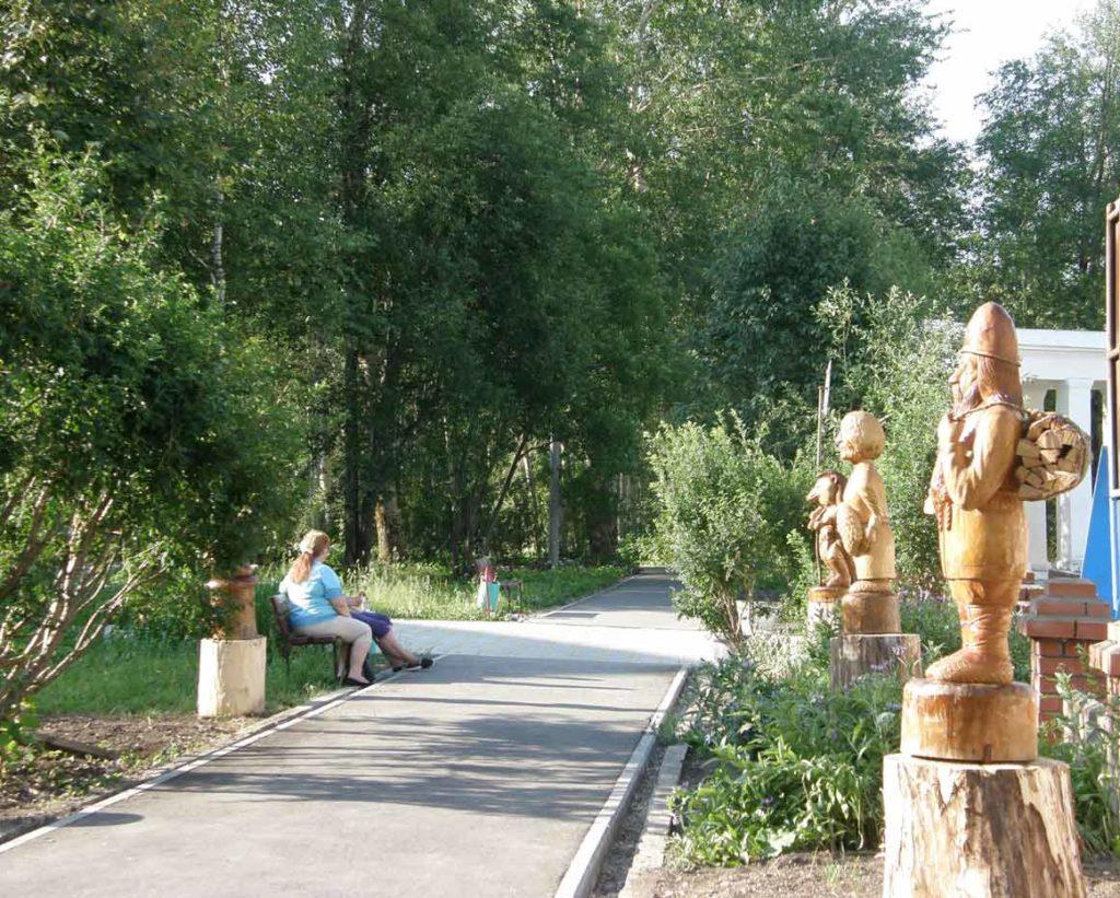 В Гремячинске на Тропе здоровья появились деревянные скульптуры
