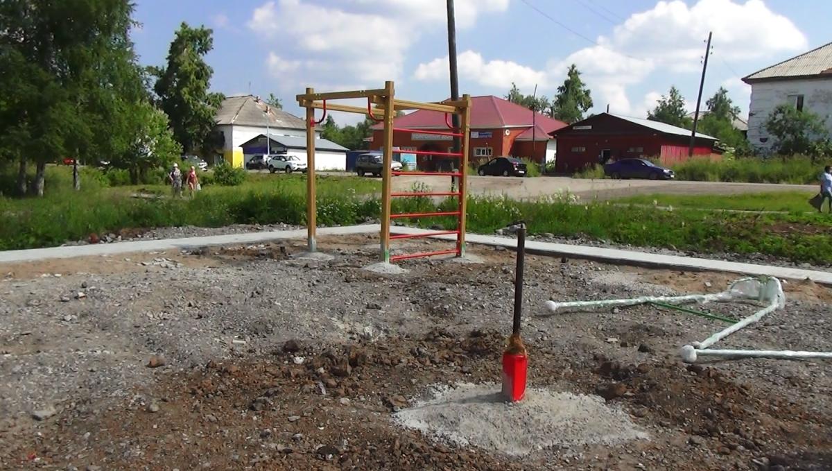 В посёлке Углеуральском Губахинского округа продолжаются работы по обустройству детской площадки