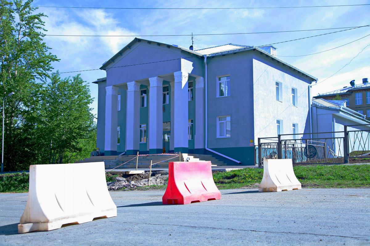 Основное отличие территорий ниже зданий театра «Доминанта» и бывшей трикотажной фабрики в фотографиях 19 мая