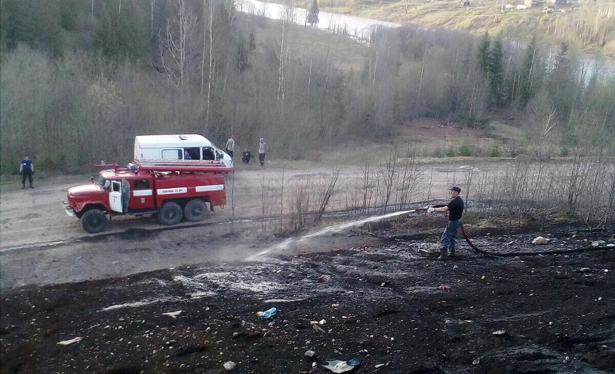 В губахинском посёлке Широковский горит лигнин, находящийся вблизи лесного массива