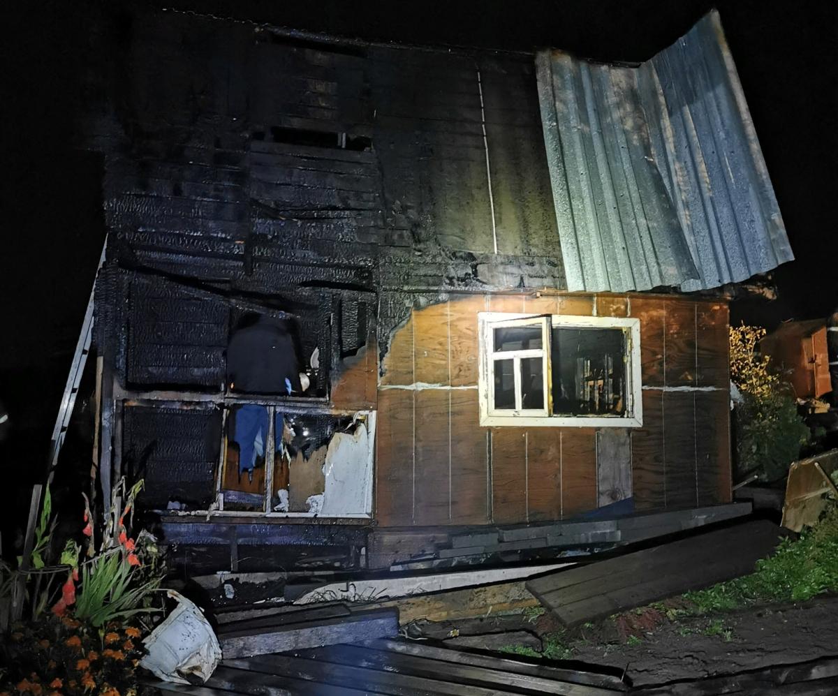 В посёлке Углеуральском сгорел дачный дом