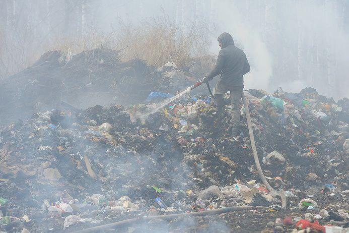 В Прикамье второй день тлеет крупный мусорный полигон
