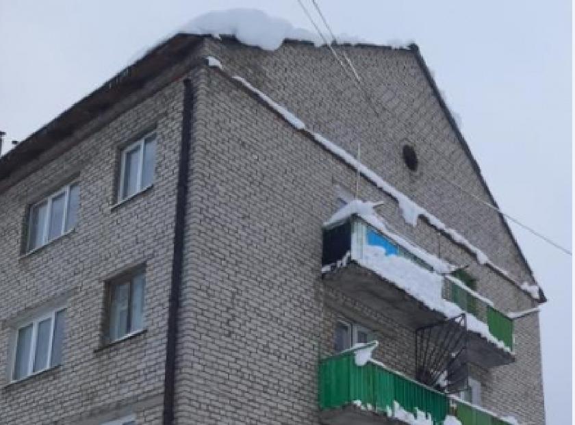 В Горнозаводске женщина получила перелом бедра из-за упавшей с крыши дома наледи