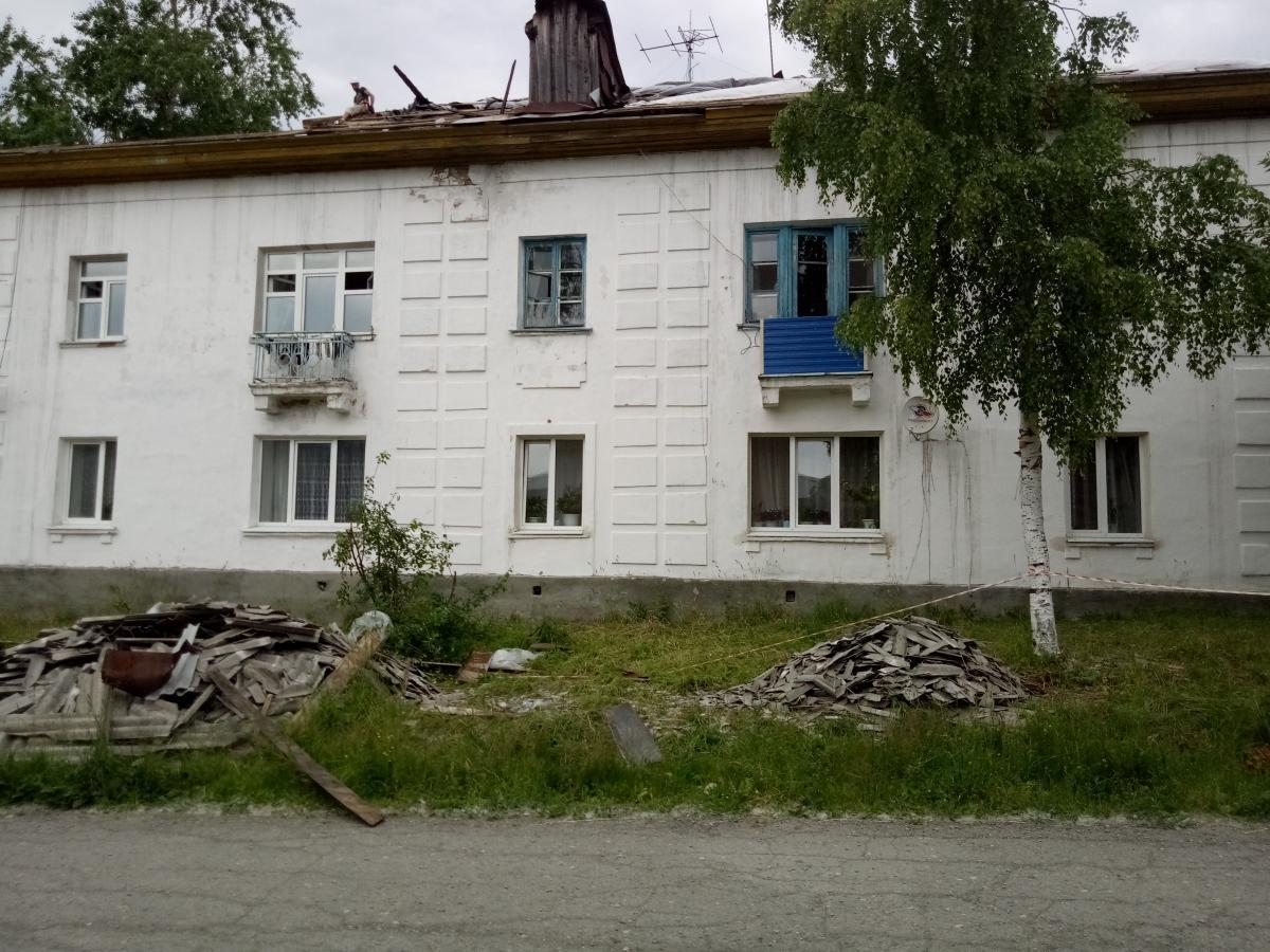 В посёлке Углеуральском вновь отремонтируют крышу дома № 11 на улице Маяковского