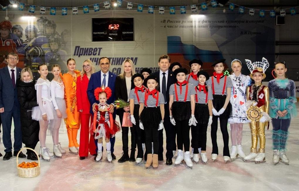 В благодарность – ледовое шоу. Депутат Заксобрания Армен Гарслян встретился с губахинскими фигуристами  и их тренером