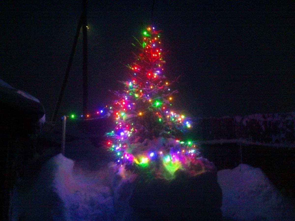 В губахинском посёлке Нагорнском новогоднее настроение создавали в каждом дворе
