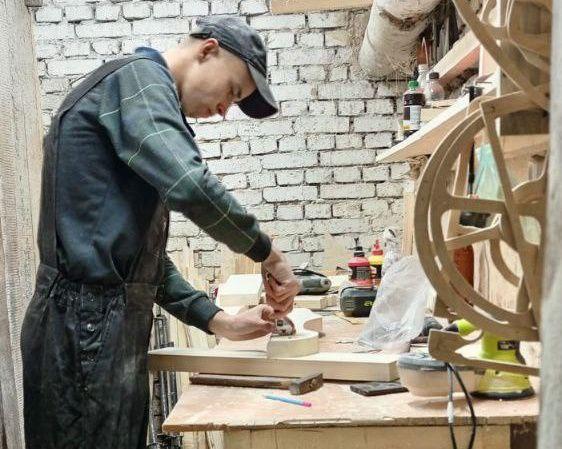 Укротитель дерева. Как губахинец в 18 лет открыл своё дело по изготовлению деревянных изделий