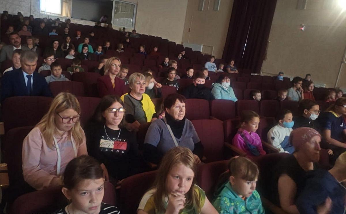 В Гремячинске социальный кинозал открыли показом документального фильма о церковном приюте для детей