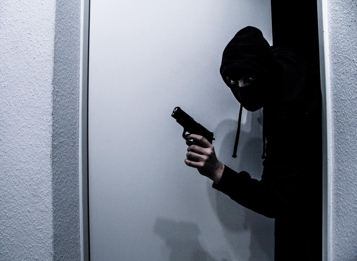 В Лысьве злоумышленник использовал маскировку для ограбления магазина