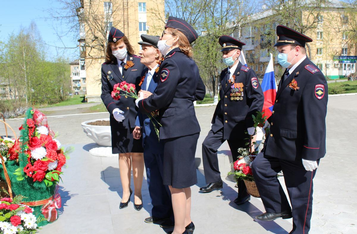 В Губахе полицейские и ветеран МВД, участник войны Николай Алексеевич Лифанов возложили цветы к памятнику воину-освободителю 