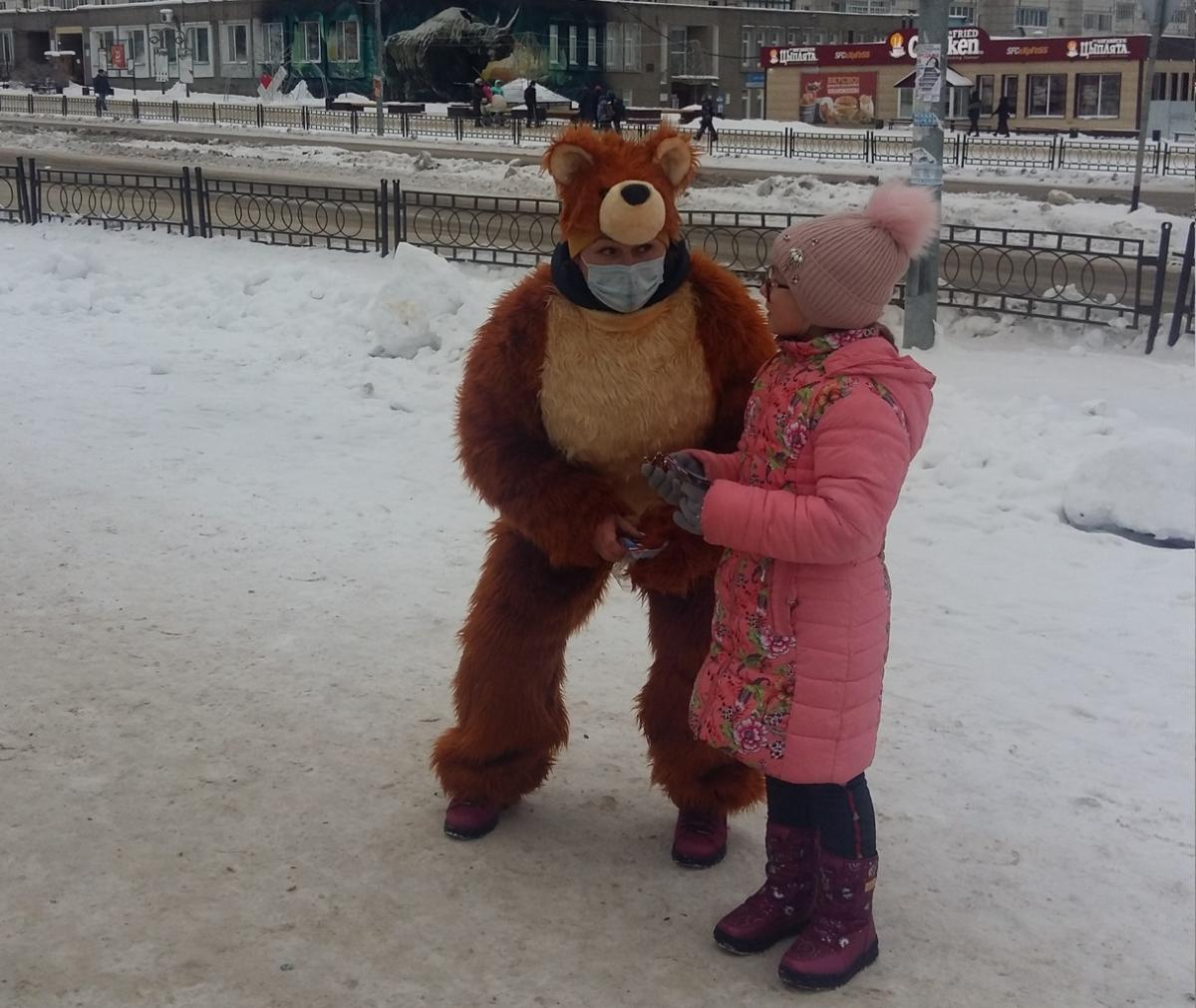 В Губахе с днём рождения Пермского края горожан поздравил медведь