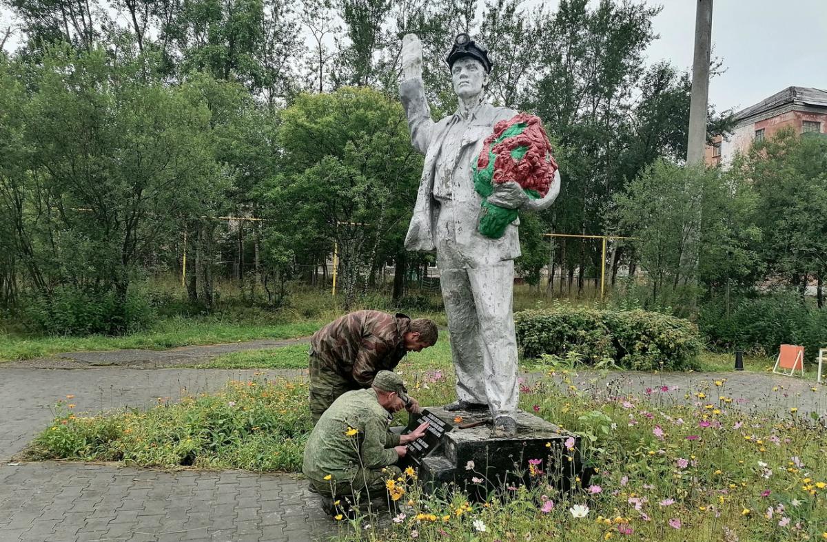 В Кизеле восстановили памятную доску у подножия памятника Шахтёру, разбитую вандалами