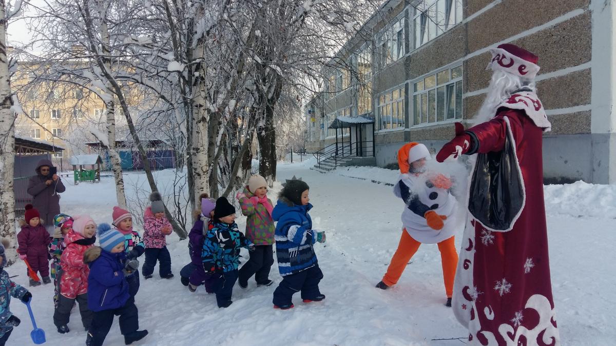 Воспитанники губахинских детских садов поздравили Деда Мороза с днём рождения
