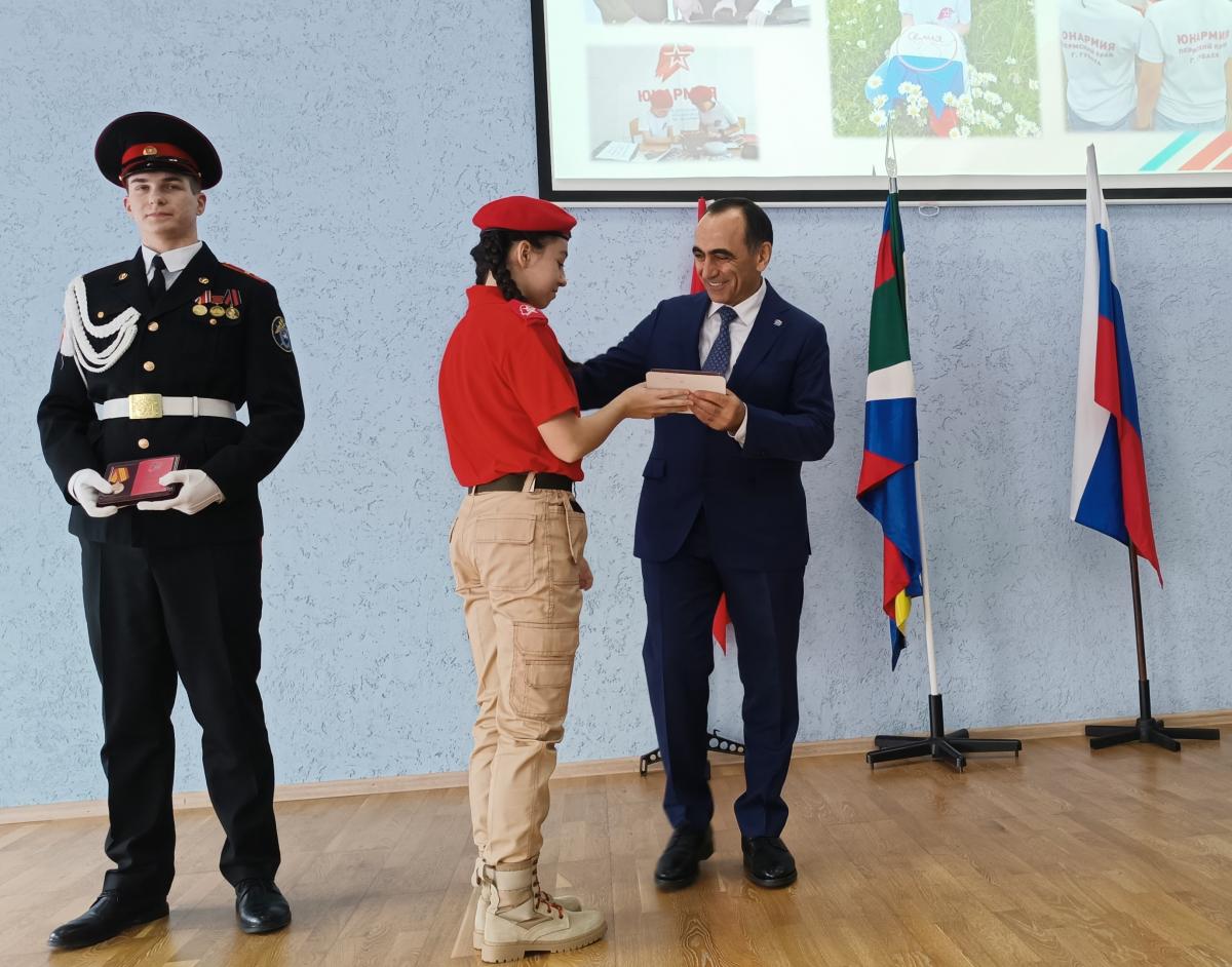 Патриоты живут в Губахе. Депутаты Законодательного собрания вручили трём губахинским школьникам нагрудные знаки «Юнармейская доблесть»